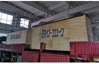 山东2台10吨湘潭架线式电机车及配件装箱发货